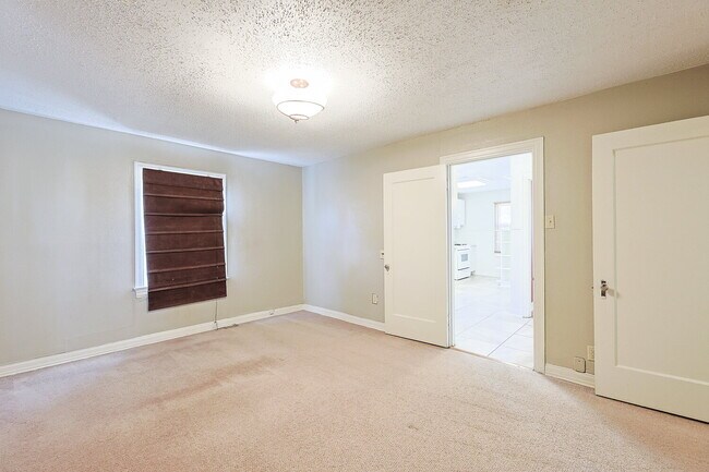 Building Photo - Charming 2 Bedroom Home with Character & Convenient Amenities