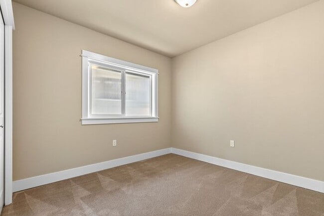 Building Photo - Gorgeous AIR CONDITIONED West Seattle Char...