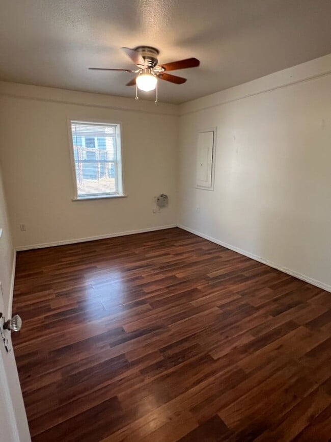 Building Photo - Spacious 3 bed, 1 bath, a/c, d/w and bonus...