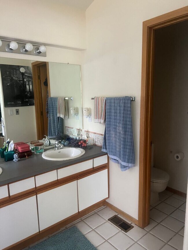 Building Photo - 2568 Vine Pl