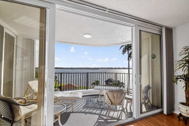 Building Photo - 8200 Lakeshore Dr