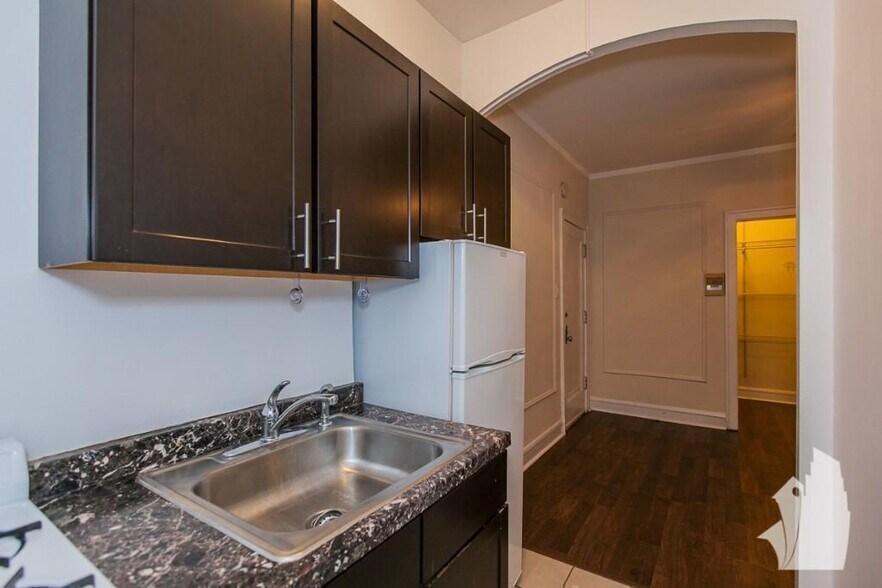 Building Photo - 2850 N Burling St