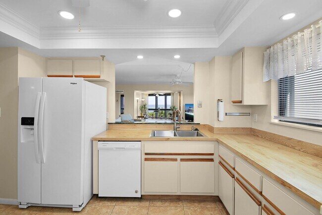 Building Photo - 801 S Ocean Dr