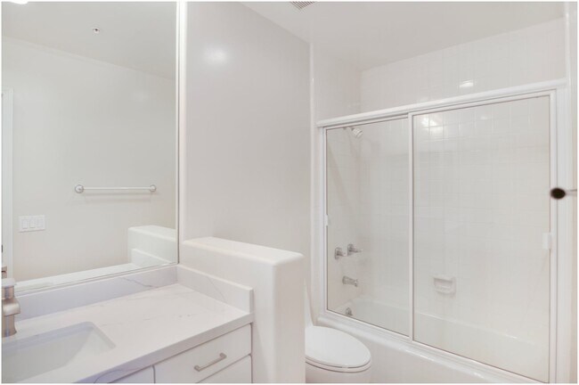 Building Photo - Oceanfront Penthouse in Huntington Beach!!