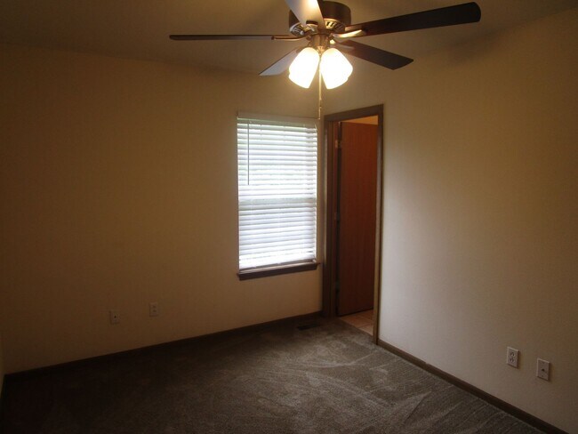 Building Photo - 605-607 Glenstone Dr.