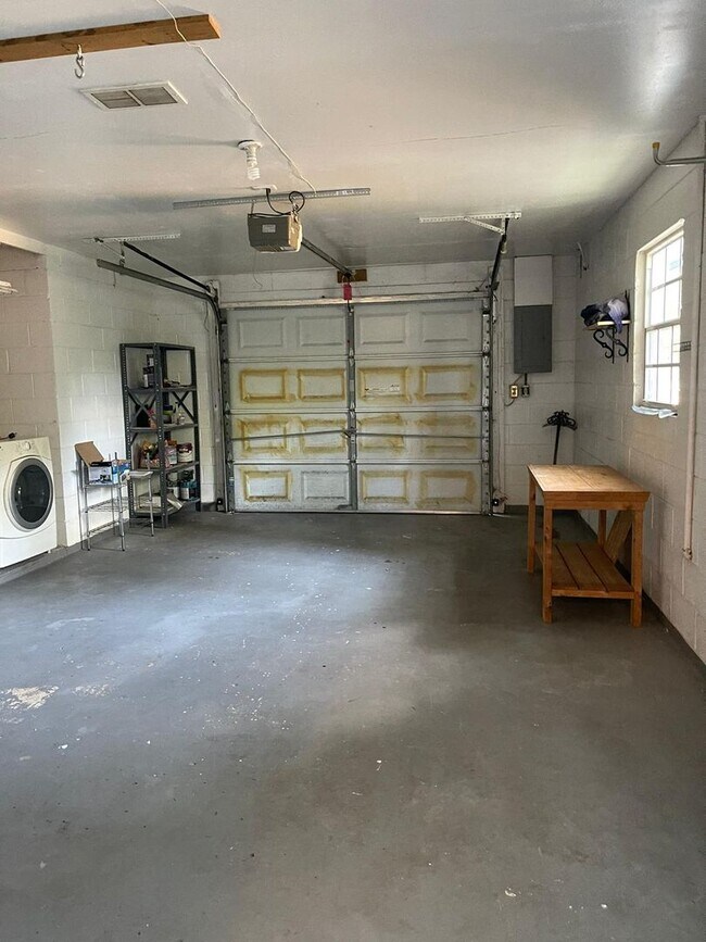 Building Photo - Charming 3 Bed / 2 Bath Home in Winter Spr...