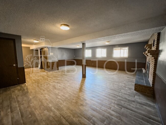 Building Photo - Large Main Level Living