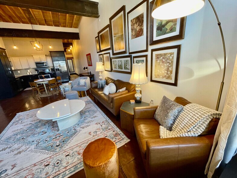 Building Photo - 719 S. Baker St.