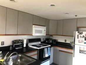 Building Photo - 1 Bedroom/ 1 Bath Apartment