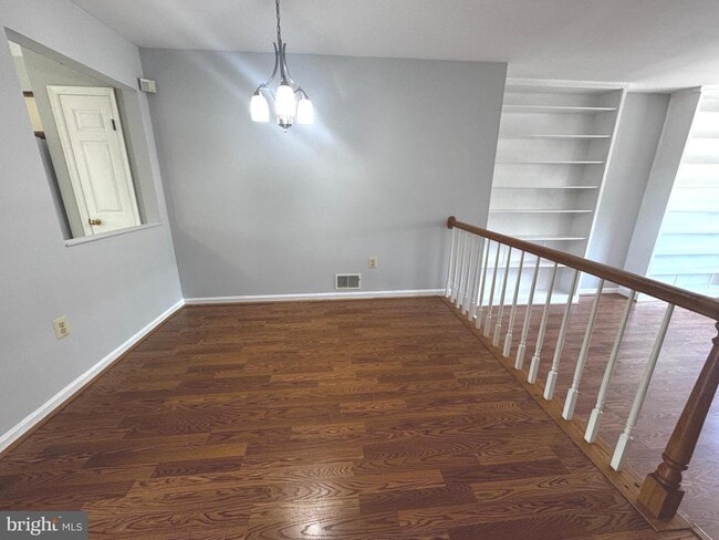 Building Photo - 7 Martins Square Ln