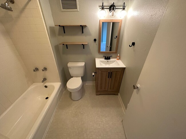 Building Photo - Condo for Rent in Bayshore Condominiums ~ ...