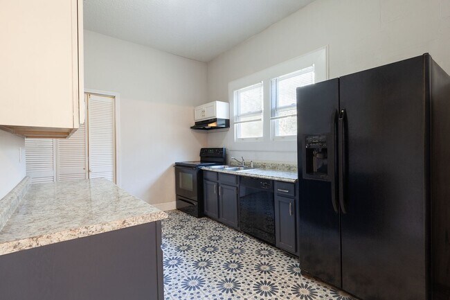 Building Photo - Spacious 3bd/2ba Bungelow w/ Rear Deck and Large Backyard!