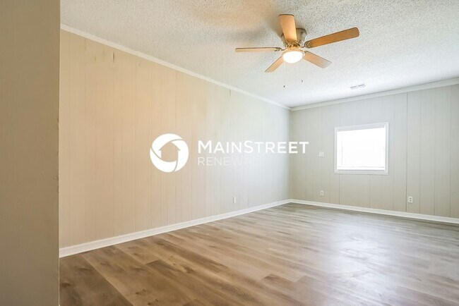 Building Photo - 3 Bedroom Pet-Friendly Home in Brandon, FL with Main Street Renewal