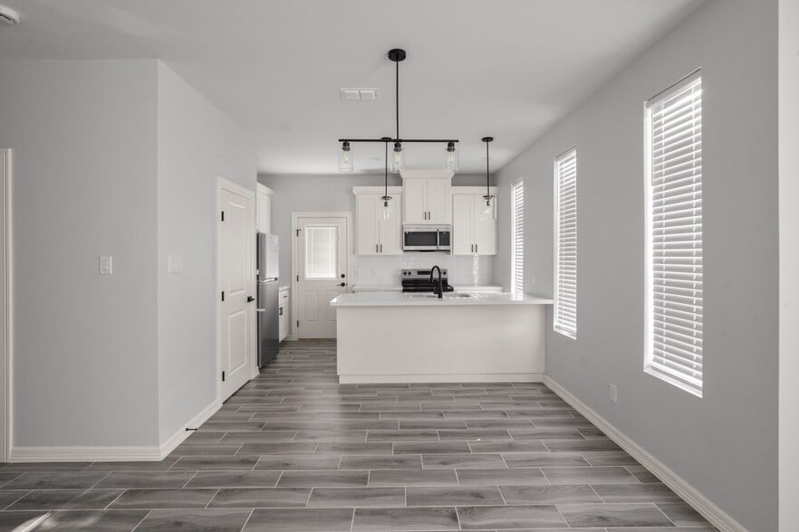 Building Photo - 408 N Onyx Ave