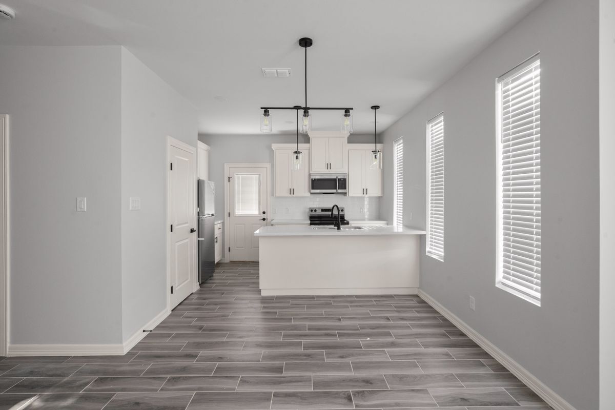 Building Photo - 500 N Onyx Ave