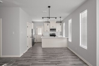 Building Photo - 408 N Onyx Ave