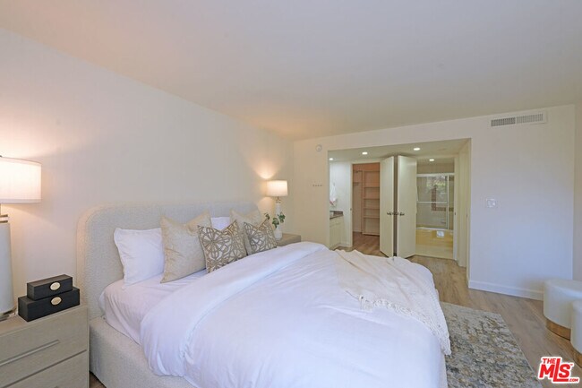 Building Photo - 10535 Wilshire Blvd