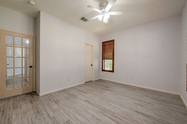 Building Photo - 18302 N Elizabeth Shore Loop