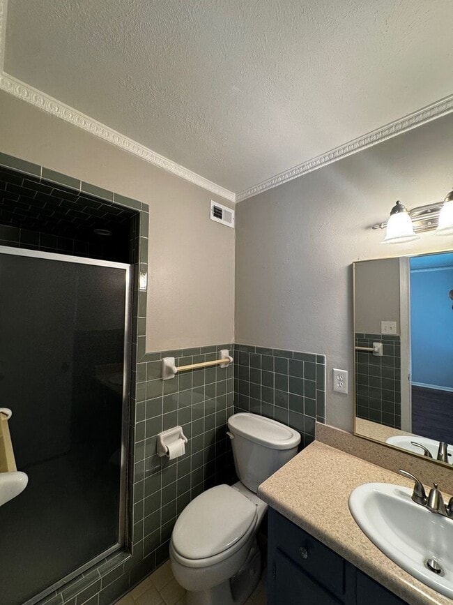 Building Photo - Cozy 2 bedroom 2 bath corner unit