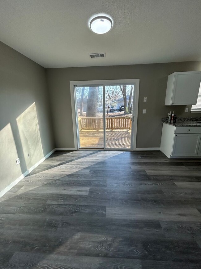 Building Photo - 1/2 OFF FIRST MONTH'S RENT!!!!!  MOVE-IN READY! Gorgeous! Newly Remodeled 3 Bedroom 2 Bathroom Home!