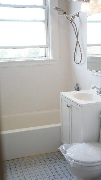 Building Photo - 554 E 4th St