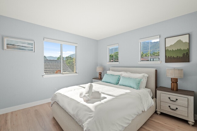 Building Photo - 10919 Mirador Dr