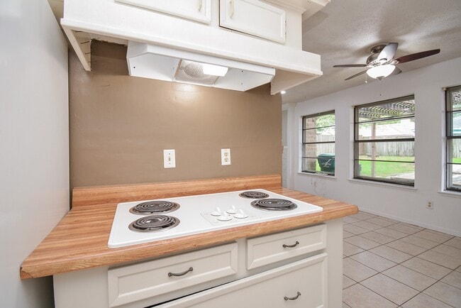 Building Photo - 21318 Park Valley Dr