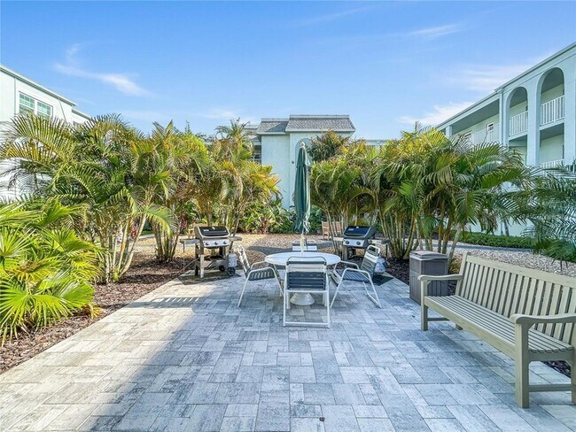 Building Photo - 1706 Belleair Forest Dr