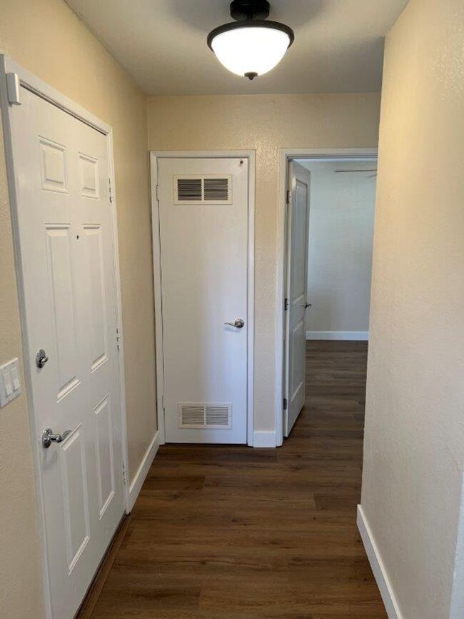 Building Photo - Remodeled 1 Bedroom Condo Fairfield *Star ...