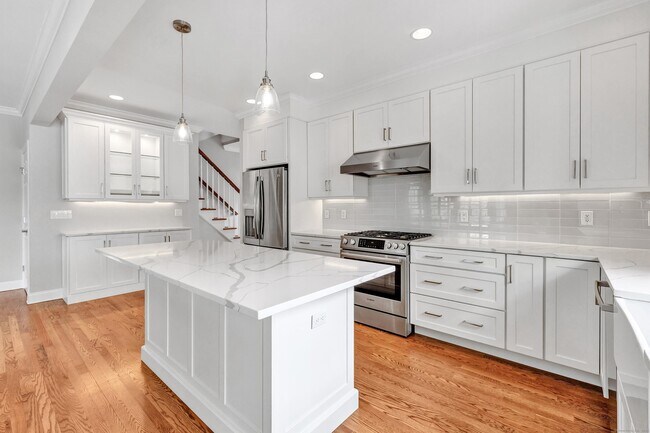 Building Photo - 70 Maple Oak Dr