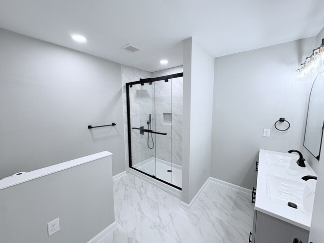 Building Photo - 534 Forest Ln