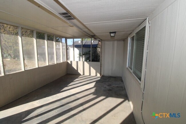 Building Photo - 1407 Saddle Dr