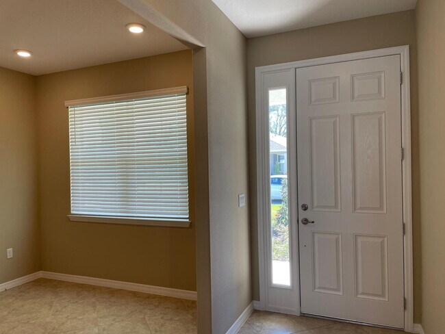 Building Photo - ***Move-In Special: 2 Weeks Free Rent! | B...