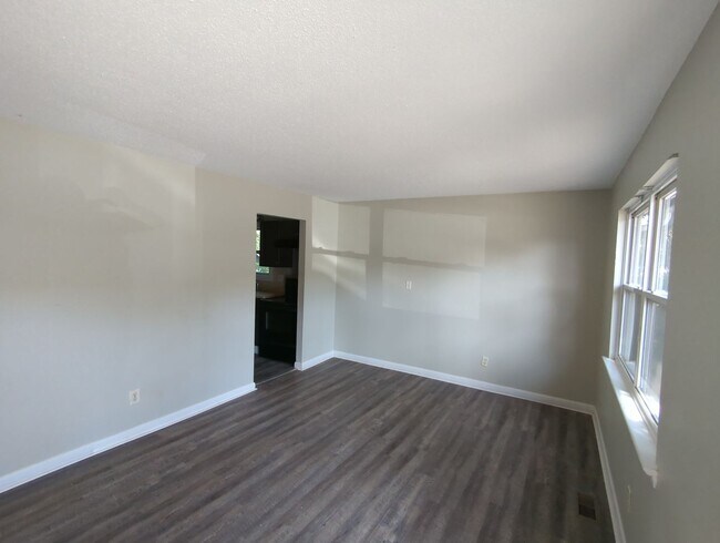 Building Photo - Coming Soon! Cute Renovated House