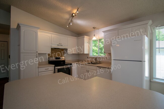 Building Photo - Fantastic 4 bedroom, 2 bathroom near Overl...