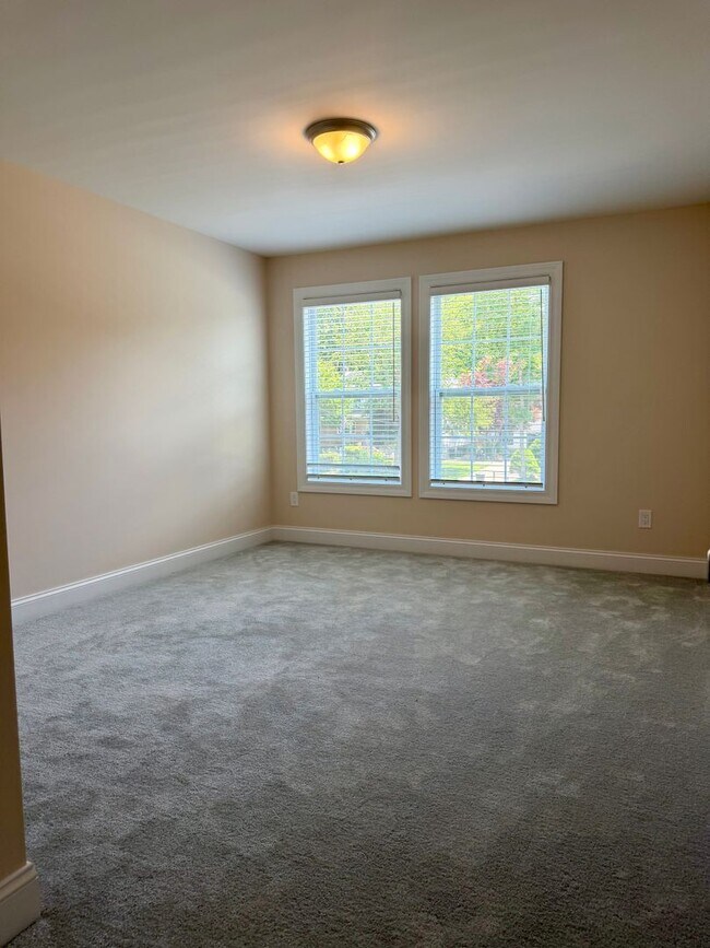 Building Photo - 497 Carnation Dr