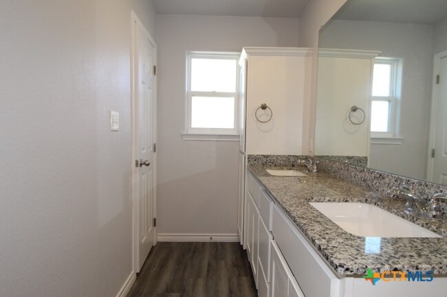 Building Photo - 134 Wind Ridge Dr