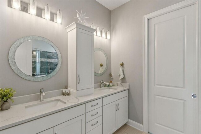 Building Photo - Luxury Living in exclusive and gated Oyste...