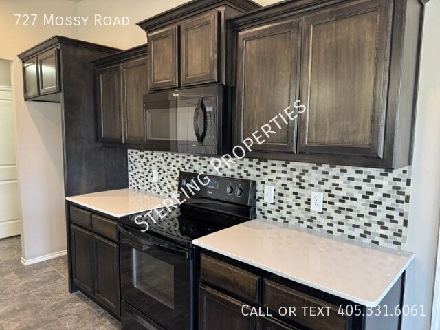 Building Photo - 727 Mossy Rd