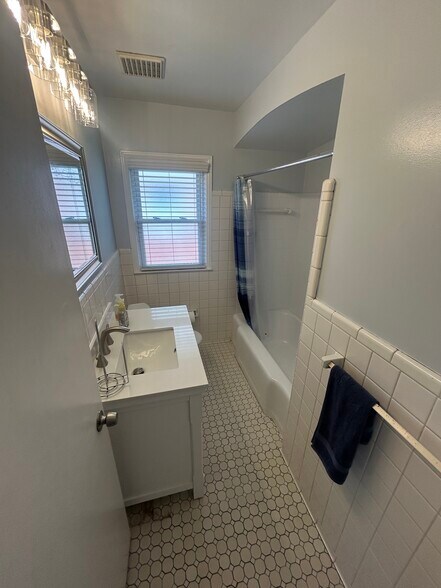Building Photo - 4121 Seminole Dr