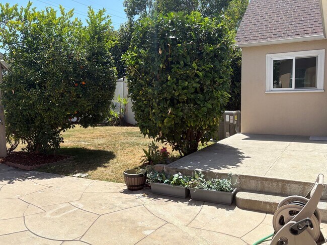 Building Photo - Charming Tudor Style 3 Bed 1.5 Bath PLUS Studio Guest House complete with kitchen and bath!