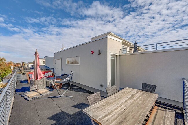 Building Photo - $3,495 = 2 Bed, 2 Bath Townhome in Denver ...