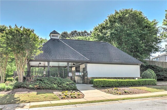 Building Photo - 605 Summit Pt