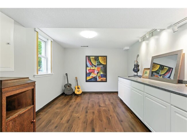 Building Photo - 455 Black Oaks Ln N