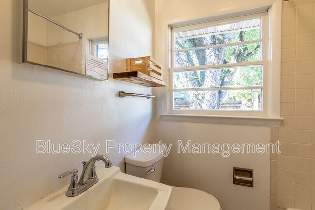 Building Photo - 104 Stratford Ct