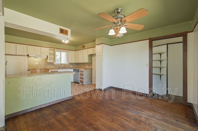 Building Photo - 1805 NE 53rd St
