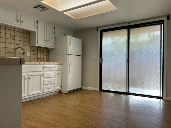 Building Photo - 912 W Graaf Ave