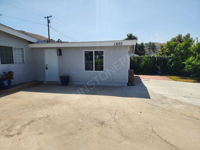 Building Photo - 2 Bedroom, 1 bathroom