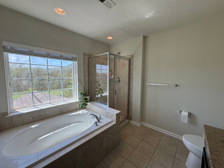 Master bathroom - 537 Prizer Ct