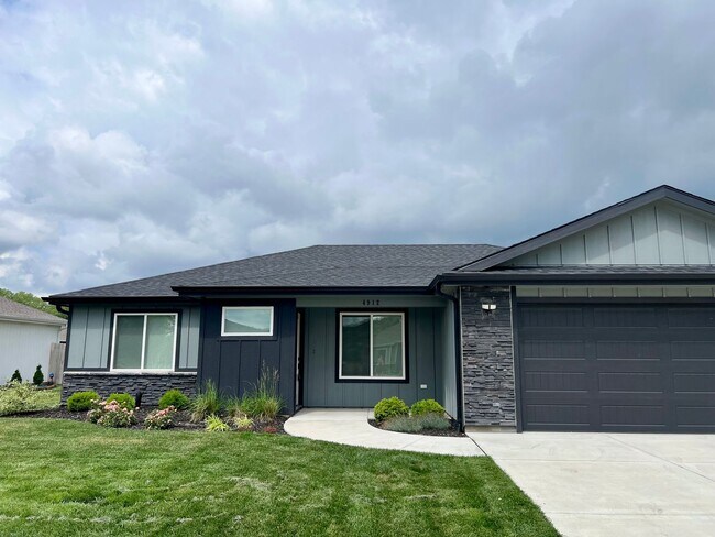 Building Photo - Modern Single-Family Home in Scenic Meadows Neighborhood